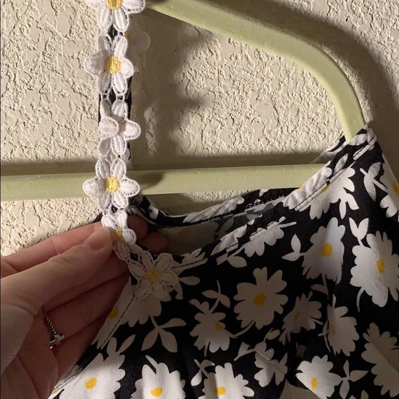 Milto elegant off the shoulder white daisy straps - Picture 2 of 4
